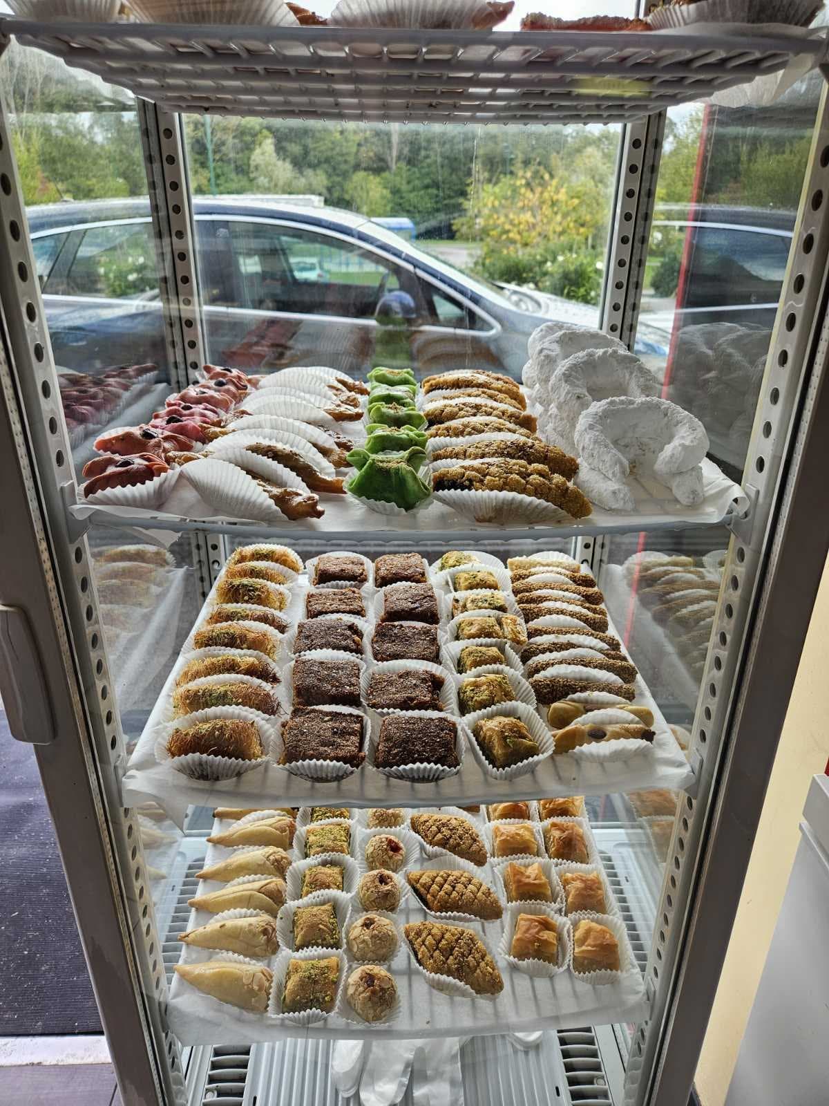 Vitrine réfrigérée de pâtisseries orientales chez O'dinner